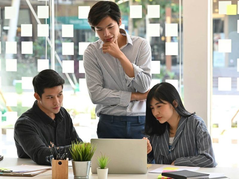 startup-concept-team-of-young-business-analysis-data-in-laptop-computer--r0zqwhf5frvz8hol1ehclbj51pk1ivhsiaa3vjncs0